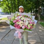 Большой розово- белый букет с пионами