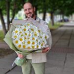 Букет 45 ромашек в упаковке