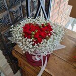 Сердце красное с гипсофилой в шляпной коробке