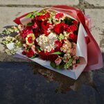 Большой красный букет с пионовидными розами