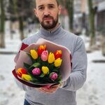 11 тюльпанов в яркой гамме