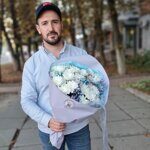Белая хризантема с радужной гипсофилой