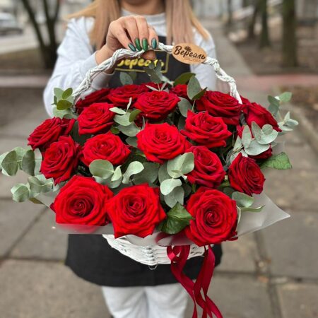 Белая корзина с 25 крупными красными розами