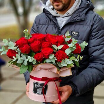 Шляпная коробка с красными розами и эвкалиптом