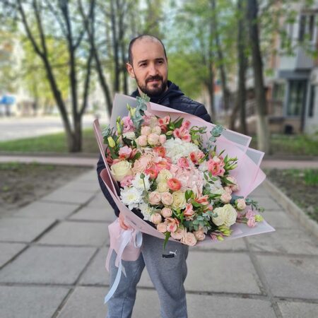 Большой букет с ранункулюсами ,гортензией и розами