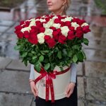 Большая коробка 101 белая и красная роза