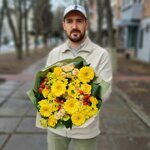Букет в желтой гамме с красными ягодками