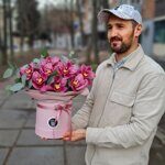 Коробочка с розовыми орхидеями и эвкалиптом