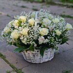 Белая корзина с розами, гипсофилой и альстромерией
