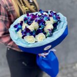 Космический букет с синей орхидеей