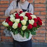 Корзина из 75 роз (красные и белые)