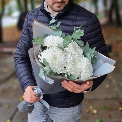 Букет из пяти крупных белых хризантем