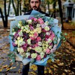 Большой бело-сиреневый букет в голубой упаковке