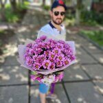 Розовые хризантемы и гладиолусы