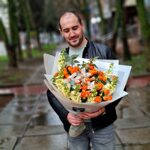 Букет из оранжевых кустовых роз, орхидей и маттиолы