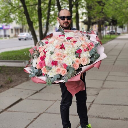 Букет- гигант из гортензий, роз и хризантем