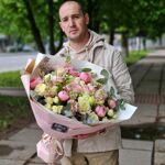 Большой букет с участием розовых пионов