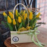 Желтые тюльпаны и мимоза в сумочке