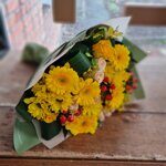 Букет в желтой гамме с красными ягодками