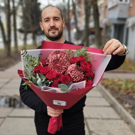 Красный букет Бигуди с кустовой розой