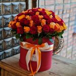 Большая коробка 101 оранжевая и красная роза