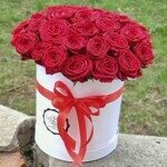Белая коробка с 31 красной розой