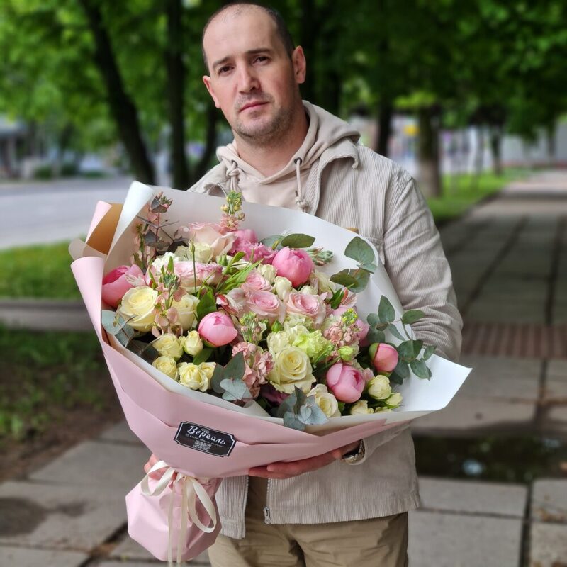 Большой букет с участием розовых пионов