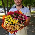 Пламенный букет из кустовых роз и альстромерий - Даниела