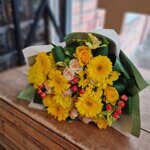 Букет в желтой гамме с красными ягодками