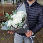 Букет из пяти крупных белых хризантем