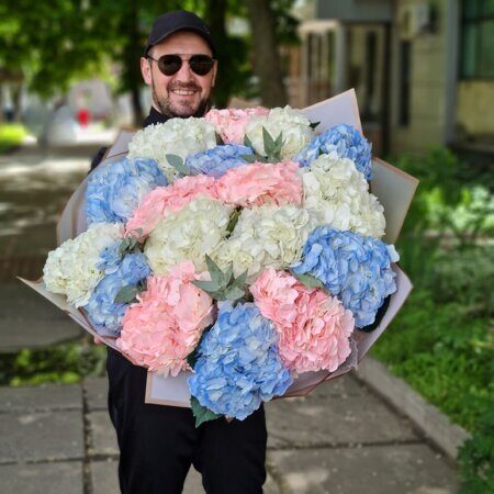 Огромный букет гортензий