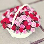Корзина из красных и розовых роз