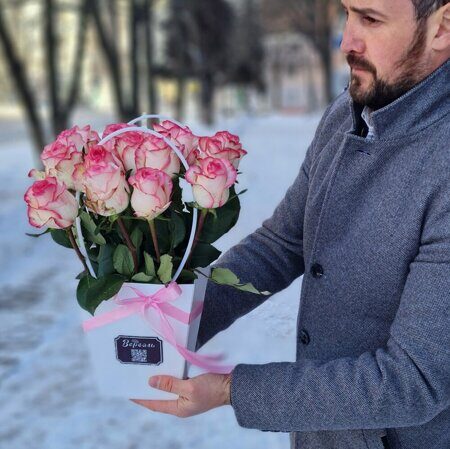 15 розовых роз в сумочке