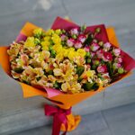 Пламенный букет из кустовых роз и альстромерий - Даниела