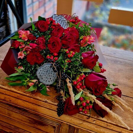 Мужской букет с красными розами и лотосом