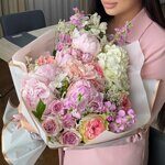 Светлый букет с гортензией и пионами