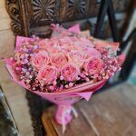 15 розовых роз в окружении гипсофилы