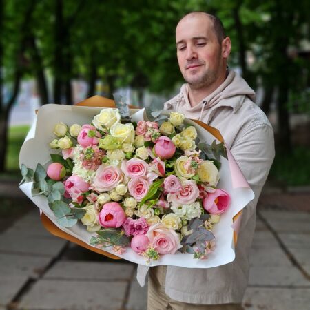 Большой букет с участием розовых пионов