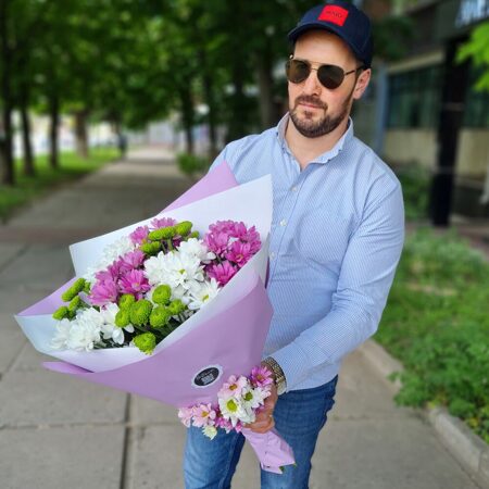 Двойной букет цветных ромашек ( 9  розовых , зеленых и белых хризантем )