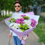Двойной букет цветных ромашек ( 9  розовых , зеленых и белых хризантем )