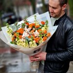 Букет из оранжевых кустовых роз, орхидей и маттиолы