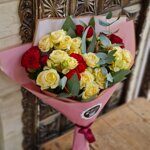 Букет из кустовых роз ( красно-кремовый)