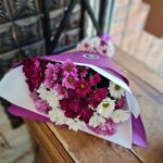 Двойной букет цветных ромашек ( 9  розовых и белых хризантем )