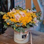 Шляпная коробка с желтыми розами и белыми орхидеями