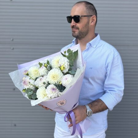 9 белых и сиреневых георгин с эвкалиптом