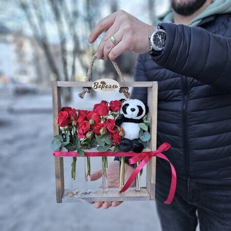Рамочка с колбочками ( красные кустовые розы и игрушка )