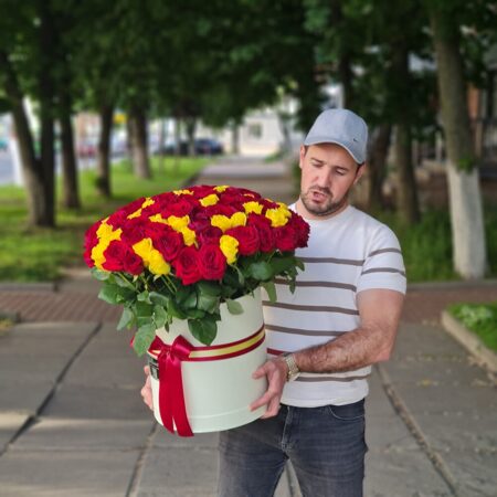 Большая коробка 101 желтая и красная роза