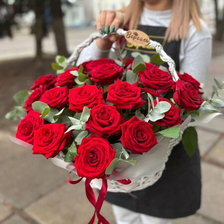 Белая корзина с 25 крупными красными розами