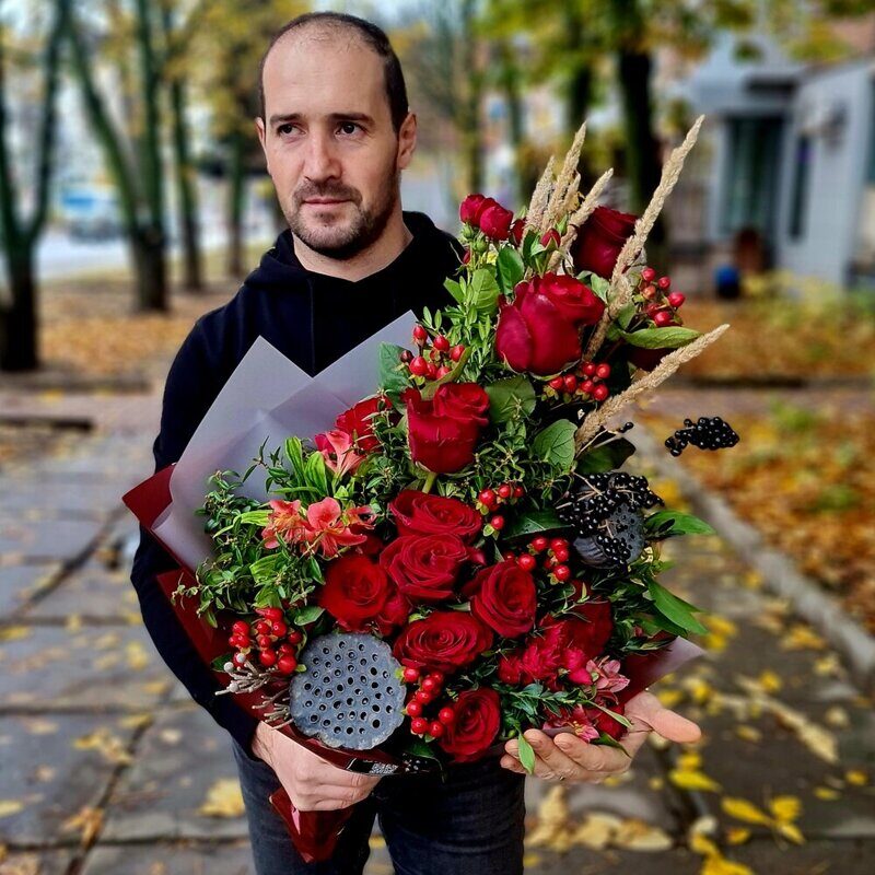 Мужской букет с красными розами и лотосом