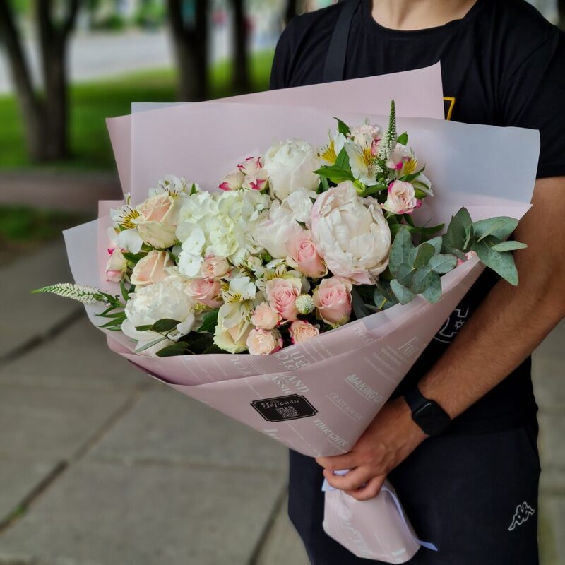 Нежные пионы и гортензия